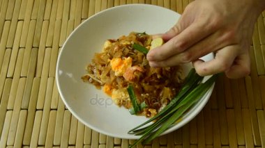 el sıkma limon kireç üzerinde Keçe Tay karıştırın kızarmış Pirinç Noodle karışık ve yemek için çatal tarafından scooping