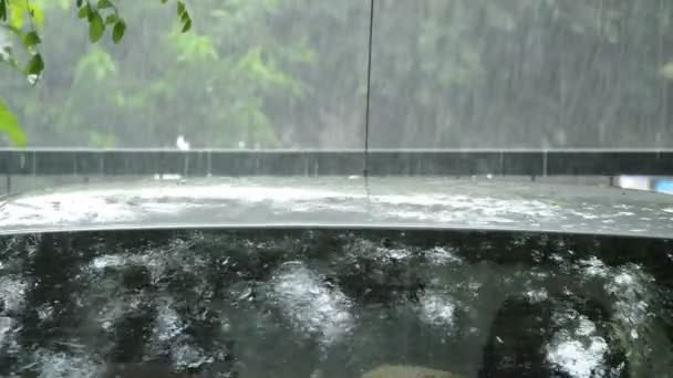 Düşen yağmur ve su sıçramasına çatı araba park — Stok video