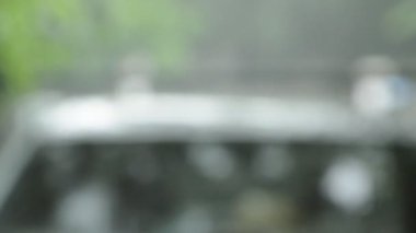 bulanık ağır yağmur düşen ve çatı arabanın üzerine sıçramasına su temizlemek için odağını izle