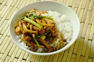  Kızarmış shimeji mantarlı tavuk tepesi ile pirinç üzerine ilave edin.