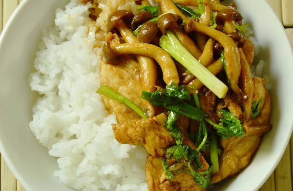  Kızarmış shimeji mantarlı tavuk tepesi ile pirinç üzerine ilave edin.