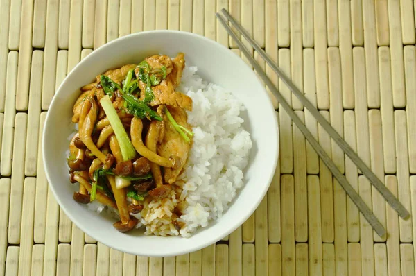  Kızarmış shimeji mantarlı tavuk tepesi ile pirinç üzerine ilave edin.