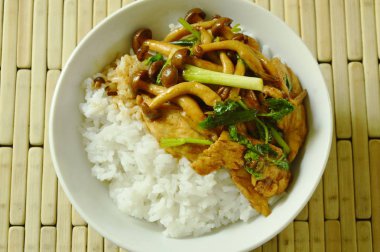  Kızarmış shimeji mantarlı tavuk tepesi ile pirinç üzerine ilave edin.