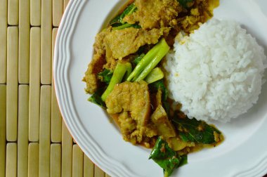  Çince lahana ile chop domuz eti ve köri pirinç karnından baharatlı karıştırın kızarmış