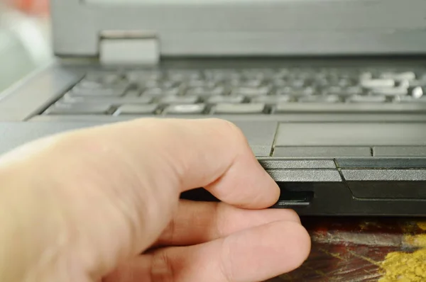 Finger ziehen sd-Karte aus Computer-Notebook-Multimedia-Leser entfernt — Stockfoto