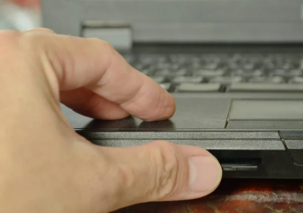 Daumendrücken der SD-Karte in Computer-Notebook Multimedia-Reader gesteckt — Stockfoto