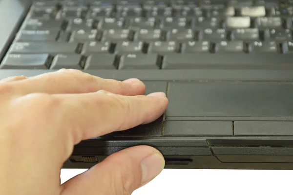 Hand drücken sd-Karte in Computer-Notebook Multimedia-Reader gelegt — Stockfoto