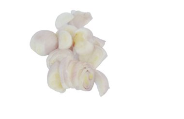 Beyaz arka plan üzerinde dilim taze soğancık
