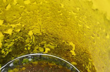  su ve kuru yosun lekesi sarı Plastik depo gözlerinde sıkışmış