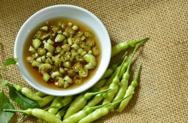  taze yeşil biber dilim ve içinde karışık balık bardakta sos