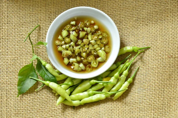  taze yeşil biber chop ve içinde karışık balık bardakta sos