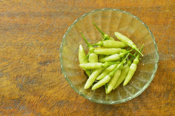 Csepp víz üveg csésze friss zöld chili — Stock Fotó