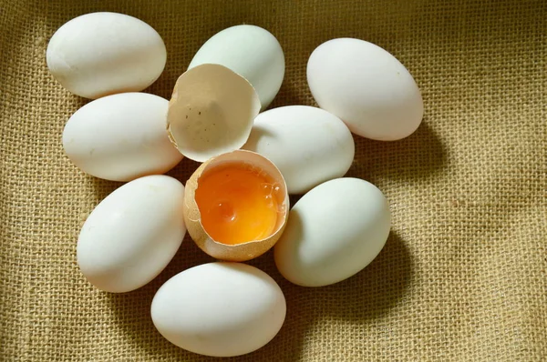 Eigelb im knackigen braunen Ei auf Sacktuch — Stockfoto