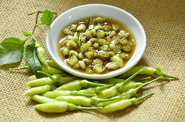 Rebanada de chile verde fresco y mezclado en salsa de pescado en la taza — Foto de Stock