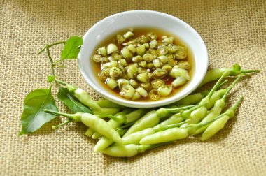  taze yeşil biber dilim ve içinde karışık balık bardakta sos