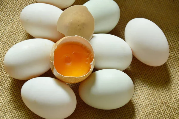 Eigelb im knackigen braunen Ei auf Sacktuch — Stockfoto