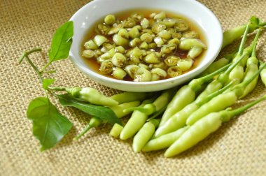  kesme ve balık sosu Kupası karışık taze yeşil biber