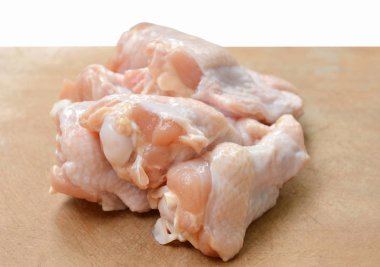 çiğ tavuk drumsticks ahşap kesme tahtası üzerinde