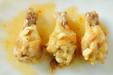  kızarmış tavuk sopaları ile tuz ve biber tatlı biber sos plaka üzerinde giyinme