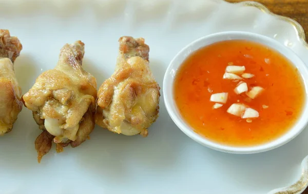 Gebakken kip drumsticks met zout en peper zoete chili saus dompelen — Stockfoto