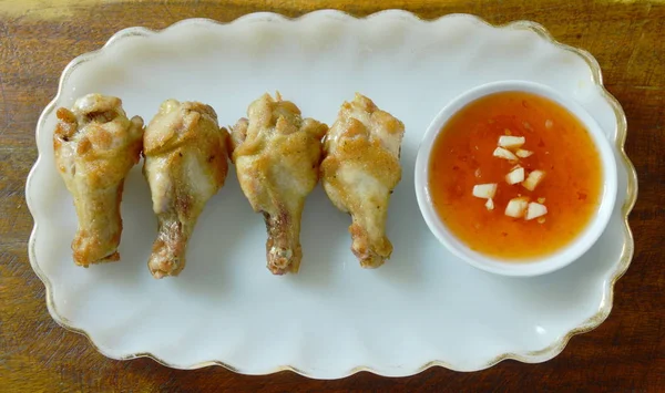 Pałki z kurczaka smażone z solą i pieprzem, zanurzenie słodki sos chili — Zdjęcie stockowe