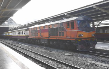  İstasyon platformunda demiryolu üzerinde dizel Tren Park