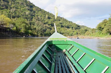  güneşli bir günde Nehri üzerinde yelken uzun kuyruk motorlu tekne