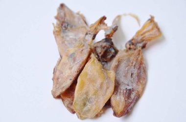  Beyaz arka plan üzerinde kuru mürekkep balığı çiğ gıda