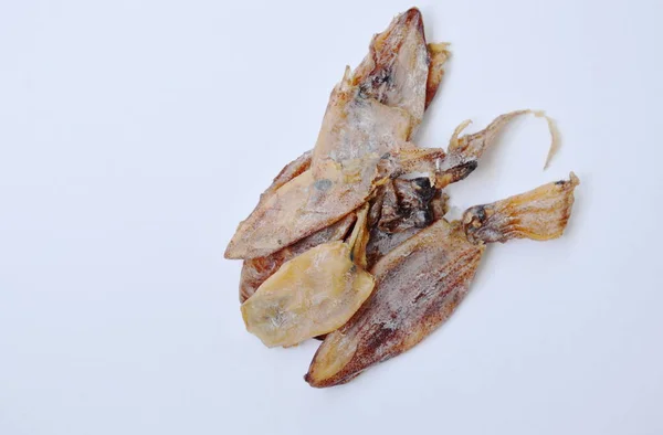 Trockenes Tintenfisch-Zutatenfutter auf weißem Hintergrund — Stockfoto