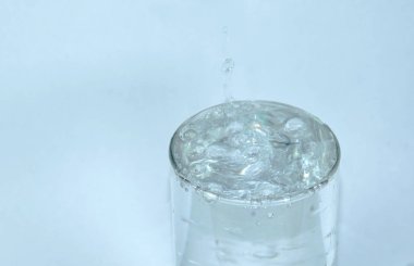  Beyaz arka plan üzerinde cam içme bırakarak su