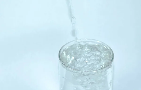 白い背景の上にガラスを飲むで水 — ストック写真