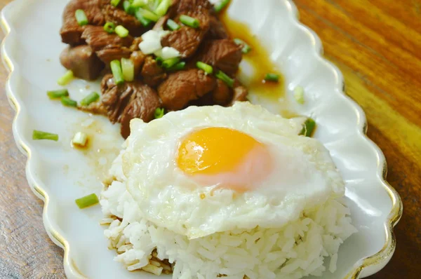 Dada ayam kukus dengan kecap hitam dan telur goreng dengan nasi — Stok Foto