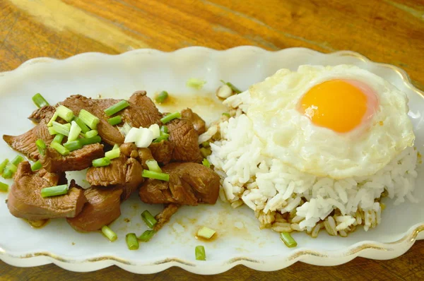 Pechuga de pollo al horno en salsa de soja negra y huevo frito en arroz — Foto de Stock