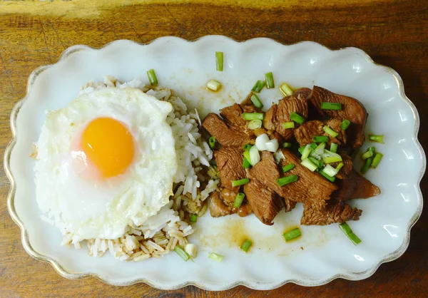 Dada ayam kukus dengan kecap hitam dan telur goreng dengan nasi — Stok Foto