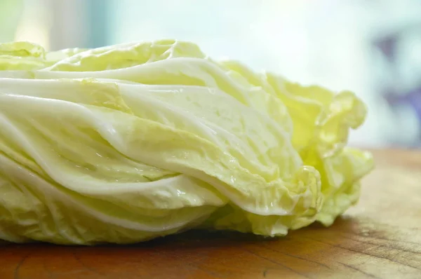 Chou chinois frais avec goutte d'eau sur bloc de coupe en bois — Photo