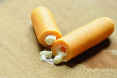  haşlanmış tavuk sosis peynir kesme ahşap chop blokta doldurulmuş.