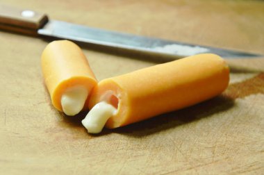  haşlanmış tavuk sosis doldurulmuş peynir kesme mutfak bıçak, ahşap kesme blok