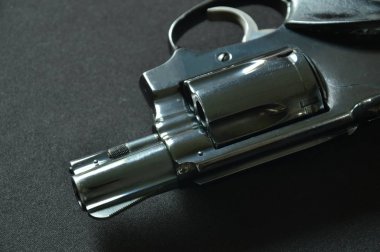  tabanca silah siyah kumaş arka plan üzerinde