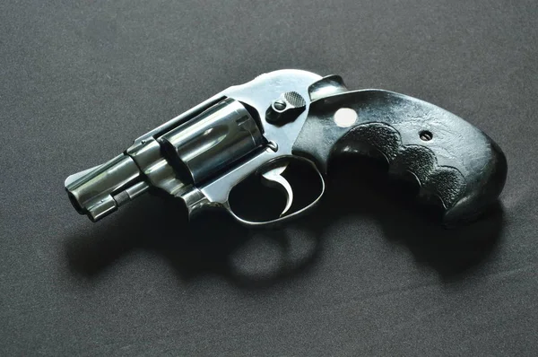 Револьверна гармата на фоні чорної тканини — стокове фото