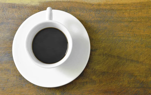나무 테이블에 접시에 뜨거운 블랙 커피 컵 — 스톡 사진