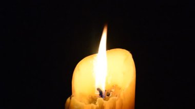 mum alevi karanlık gecede Rüzgar esiyor