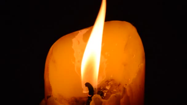在漆黑的夜晚从风力吹蜡烛火 — 图库视频影像