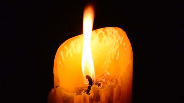 Candle eld i den mörka natten och vind blåsa ljus av — Stockvideo