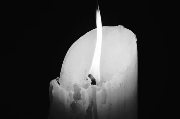 烛光在漆黑的夜晚黑色和白色的样式 — 图库照片
