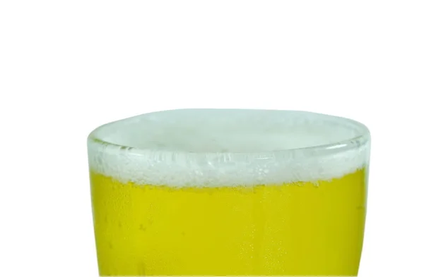 Холодное пиво с пенкой в стекле на белом фоне — стоковое фото