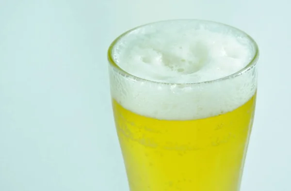 Cerveza fría con espumoso en vidrio sobre fondo blanco —  Fotos de Stock