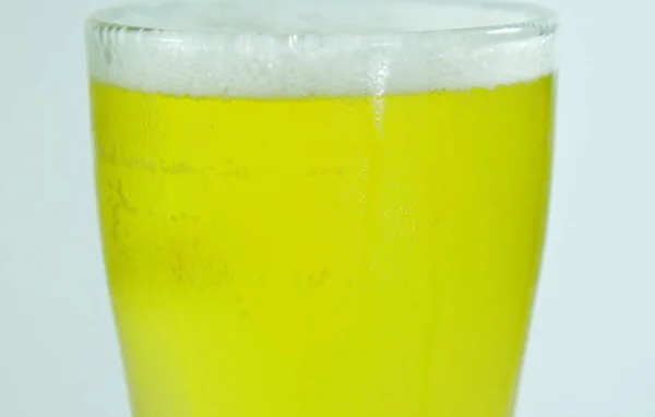 Birra fredda con schiuma in vetro su sfondo bianco — Foto Stock