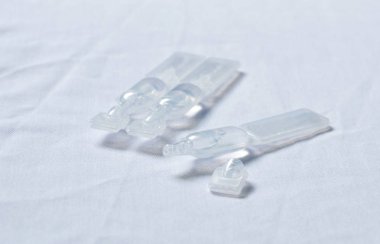  Suni gözyaşları tüp beyaz kumaş zemin üzerine nemli gözler için