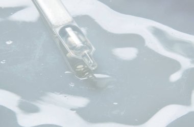  Suni gözyaşları tüp beyaz arka plan üzerinde bırakarak nemli gözler için