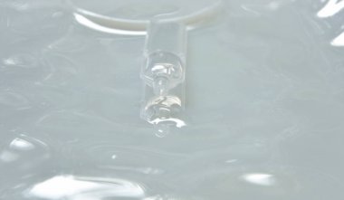  Suni gözyaşları tüp beyaz arka plan üzerinde bırakarak nemli gözler için